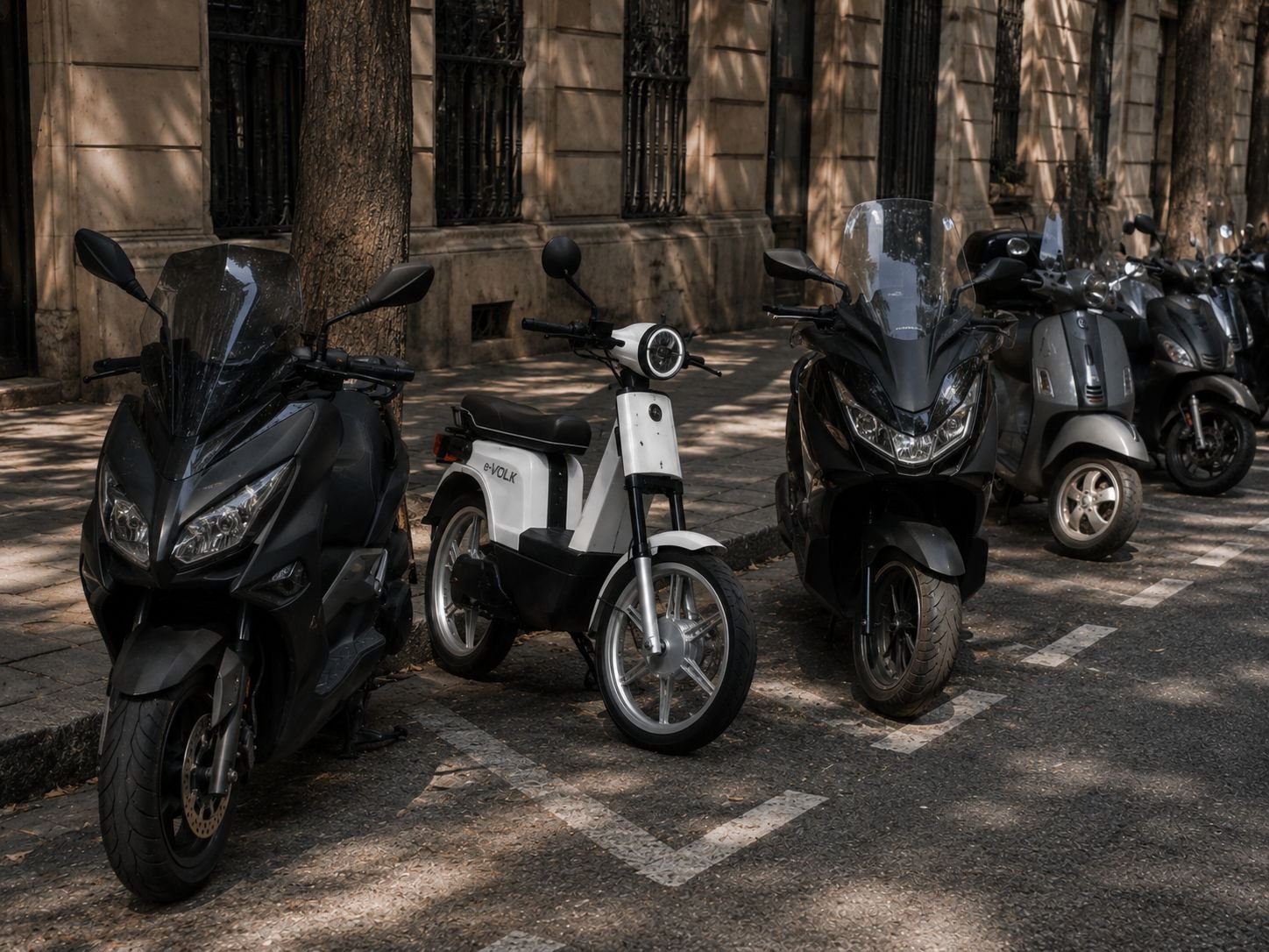 Moto eléctrica e-VOLK integrada en la movilidad urbana diaria